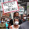 Rund 150 Personen haben an der Demo gegen die Hotelpläne im Streuhau teilgenommen. Sie wollen das Streuhau als Naturschutzgebiet erhalten.