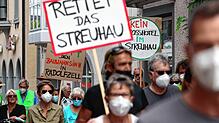 Rund 150 Personen haben an der Demo gegen die Hotelpläne im Streuhau teilgenommen. Sie wollen das Streuhau als Naturschutzgebiet erhalten.