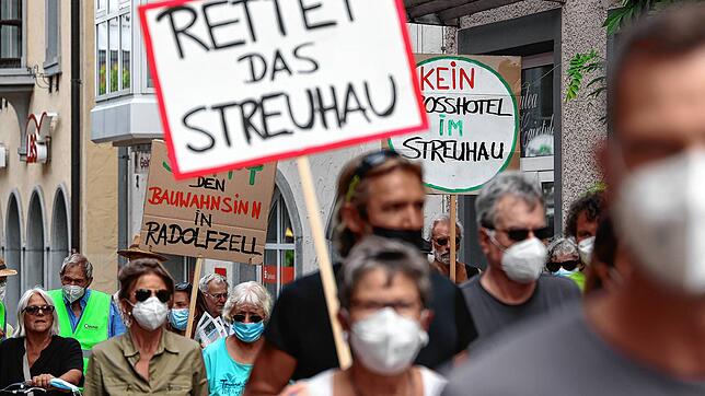 Rund 150 Personen haben an der Demo gegen die Hotelpläne im Streuhau teilgenommen. Sie wollen das Streuhau als Naturschutzgebiet erhalten.