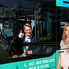Ignaz Wetzel vom Verein Kommunale Kriminalprävention zeigt den Bus, der im Bodenseekreis nun für Zivilcourage werben soll. Einer der ...