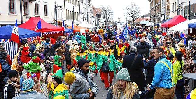 Einzug auf die Konstanzer Marktstätte: Die Klepperlegarde der Narrengesellschaft Niederburg läuft mit Fahnenschwingern und Fanfarenzug ...