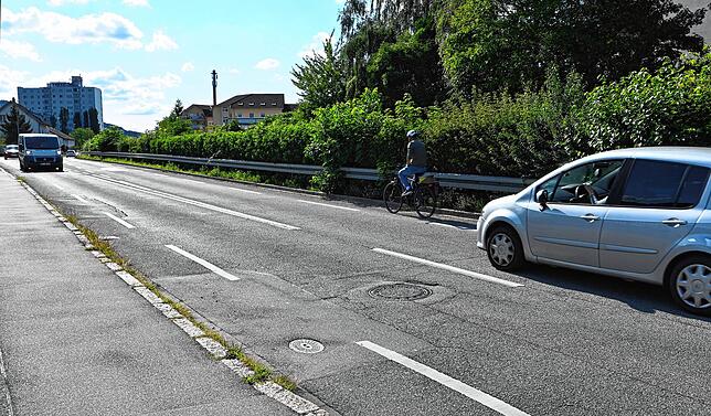 Für Fahrradfahrer kann es wie hier auf dem Hebelweg bei Doppelnutzung der Fahrbahn trotz Sicherheitsmarkierung eng werden.