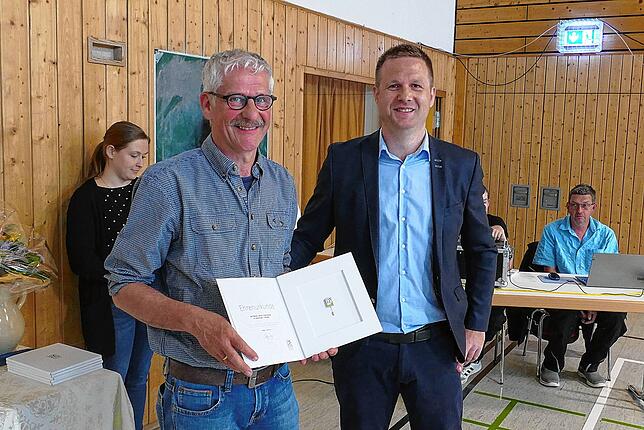 Der Bürgermeister ehrte Reiner Liehner (links), der 20 Jahre lang dem Ortschaftsrat Thalheim angehörte.