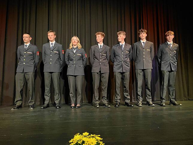 Die Nachwuchsfeuerwehrleute (von links): Benjamino Caruso, Moritz Baumann, Luzie Kroschewski, Jakob Fluck, Mika Münzer, Lukas Mayer und ...