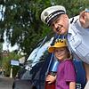 Der Stuttgarter Polizeihauptkommissar Hans Satorius zeigt einem Kind, wie man Gefahren auf dem Schulweg sicher meistern kann. In vielen ...