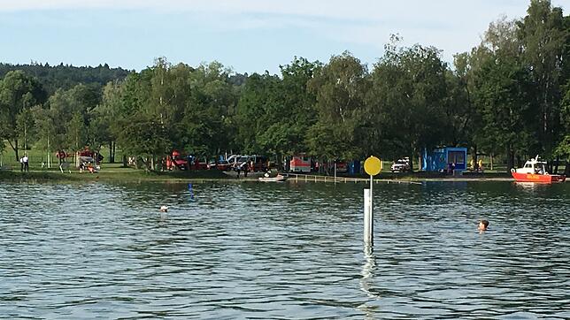 Einsatz im Strandbad Wallhausen: DLRG, Rettungsdienst, Polizei und Rettungshubschrauber sind alarmiert worden.