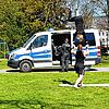 Neue Normalität in Konstanz: Die Polizei ist an den Hot Spots am Wochenende mit dabei. Dieses Pärchen übt ungeachtet der Beamten im ...