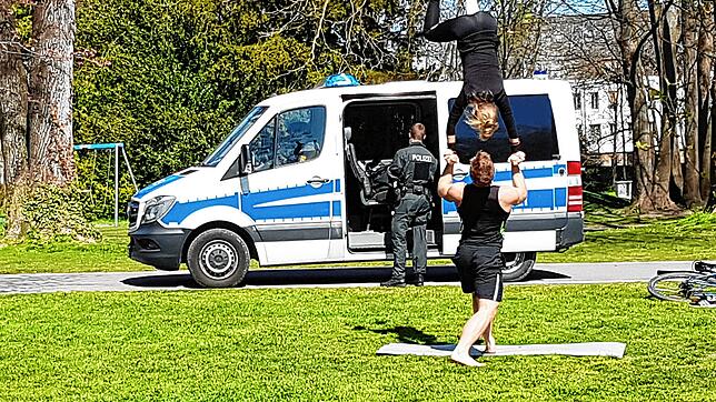 Neue Normalität in Konstanz: Die Polizei ist an den Hot Spots am Wochenende mit dabei. Dieses Pärchen übt ungeachtet der Beamten im ...