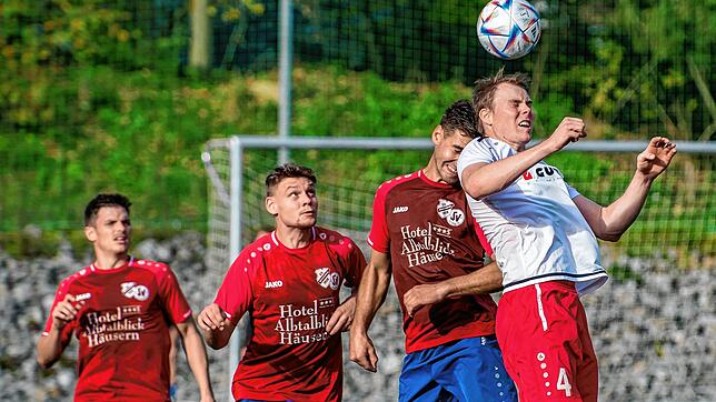 Torgefährlich: Manuel Walter (rechts) erzielte beim 3:1-Sieg des FC Schlüchttal gegen die SG Höchenschwand/Häusern zwei Treffer. Hier ...