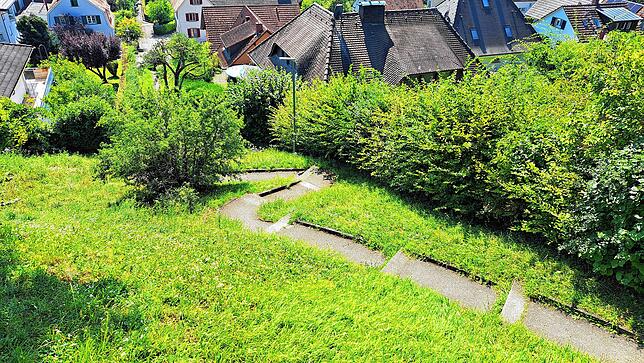 Ein Treppenweg führt auf den Höhrenberg.