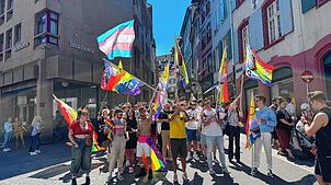 Viele Teilnehmer der Parade setzten mit Regenbogenfahnen auch ein Zeichen für Vielfalt und Diversität.