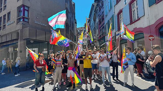 Viele Teilnehmer der Parade setzten mit Regenbogenfahnen auch ein Zeichen für Vielfalt und Diversität.