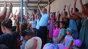 Nach dem Abschiedsgottesdienst singt Pfarrer Sickinger auf dem Kirchplatz mit Erzieherinnen und Kindern der Kitas der Seelsorgeeinheit ...