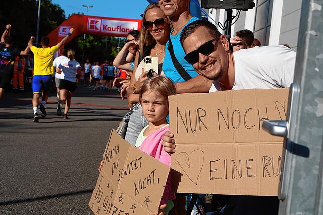 Bild 7: Mit Ausdauer und Kreativität- tausende Läufer messen sich beim ZF Firmenlauf