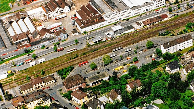 So sah die Bahnhofstraße mit dem alten Busbahnhof aus, ehe ein Teil der Straße und die Haltestellen für den Bau des Aach-Centers weichen ...