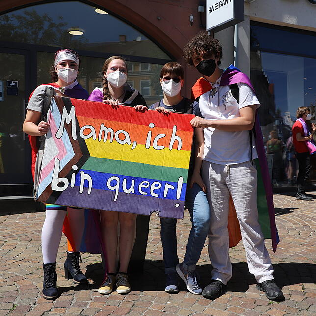 Auch die Hochschulgruppe Uniqueer der Universität Konstanz ist beim CSD vertreten. Hier (von links) Linda Götz, Bernadette Richter, ...