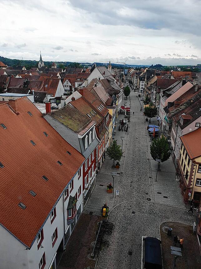 Die Aussicht vom Oberen Tor auf die Dächer von Villingen und in die Obere Straße ist grandios.