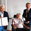 Ein stolzer Moment: Oberbürgermeister Jan Zeitler (rechts) überreicht Lars Höllerer den Bundesverdienstorden. Der Vater des Geehrten, ...