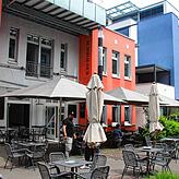 Die Café-Bar Schröder liegt mitten in der Singener Fußgängerzone, direkt neben dem Hauserbrunnen.