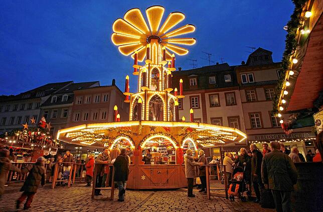 Der Weihnachtsmarkt in Heidelberg im Lichterglanz.
