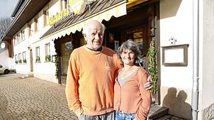 Vor ihrem Geschäft an der Bernauer Rathausstraße: Petra und Theo Stoll. Bild: Susanne Filz