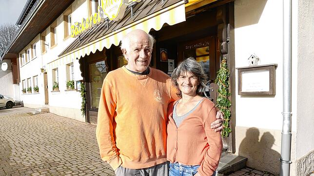 Vor ihrem Geschäft an der Bernauer Rathausstraße: Petra und Theo Stoll. Bild: Susanne Filz