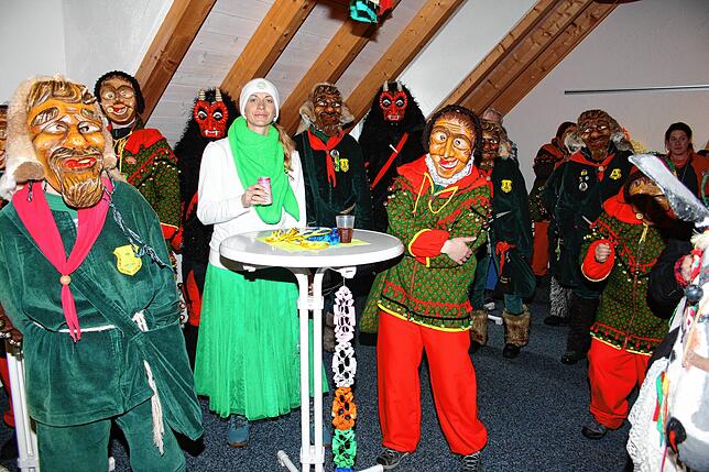 Die Todtmooser Zünfte beschlagnahmen das Rathaus und feieren Fasnacht im Sitzungssaal.