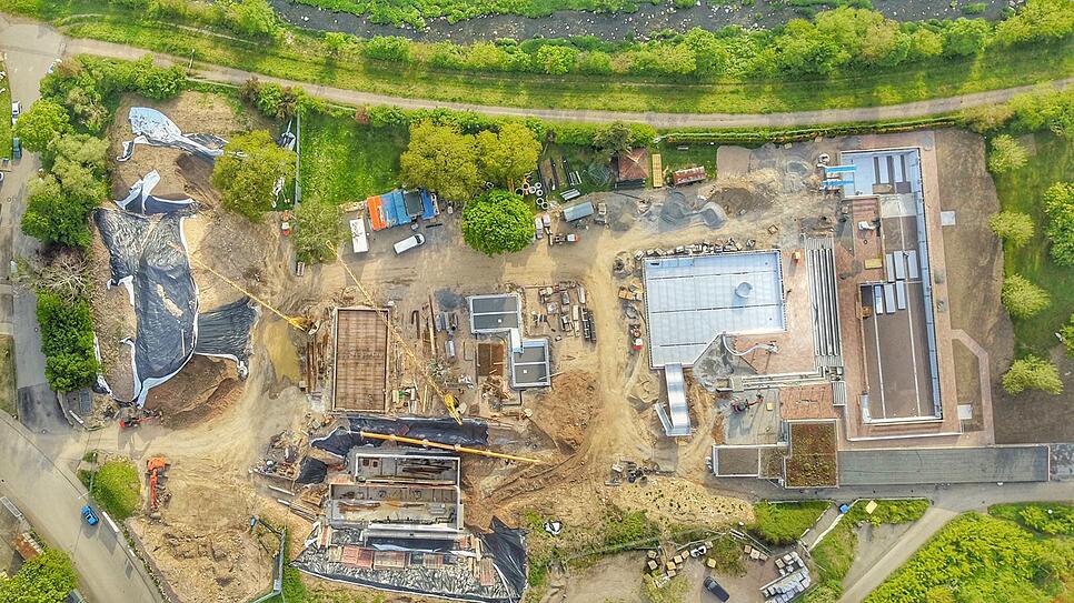 Die Baustelle des Tiengener Freibads aus der Vogelperspektive.