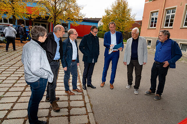 Besichtigung des Areals beim geplanten Dorfhaus.