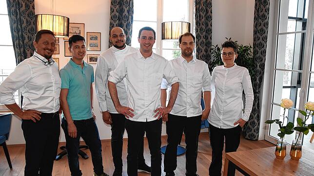 Die Mannschaft hinter dem Restaurant s&lsquo;Äpfle (von links): Hotel-Betreiber Christopher W. von Prack, Hashim Mohammadi, Edgar ...
