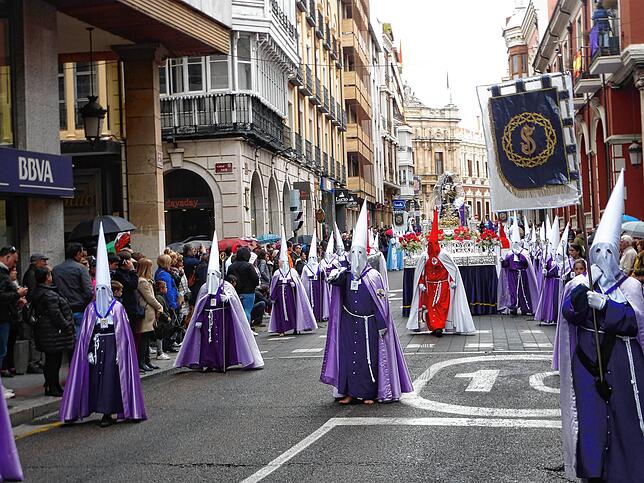 Bei den Prozessionen ziehen die Bruderschaften ziehen durch Palencia. Die Heiligenfiguren und Stationen des Kreuzweges werden dabei ...