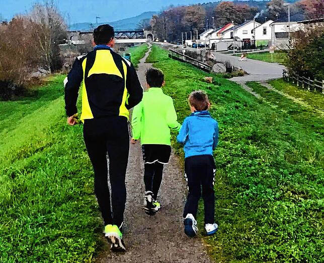 Maxi-Trainer Marcel Busch und seine Söhne Jonnathan und Samuel (von links) laufen auf dem Wutachdamm.