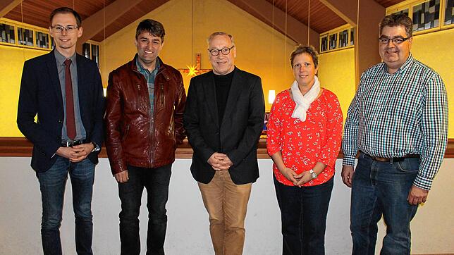 Die Kirche als Probelokal? Dieser Plan könnte bald tatsächlich in die Tat umgesetzt werden: Bürgermeister Micha Bächle (von links), Ralf ...