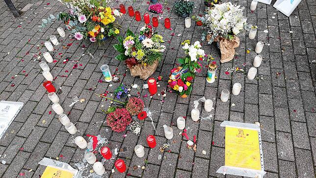 Dieses Herz aus Kerzen vor der Stephansschule erinnert an den siebenjährigen Jungen, der im Schwimmunterricht ertrank.