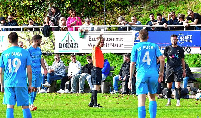 Verwarnt: Diese Gelbe Karte hätte Pascal Tröndle (Nr. 4) vom SV Buch im zweiten Durchgang des Spitzenspiel gegen den FC Wittlingen zum ...
