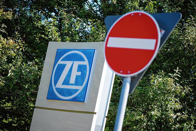 Stoppschild vor ZF-Werk: Der Konzern baut Jobs im Inland ab. Der Betriebsrat befürchtet, im Gegenzug solle die Produktion in Osteuropa ...