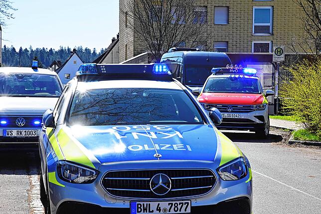 Da zunächst unklar ist, wie viele Personen sich in dem Bus befinden und wie das Ausmaß der Verletzungen ist, wird ein Großaufgebot an ...