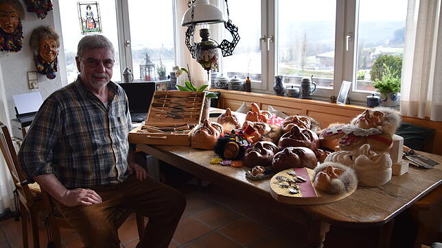 Peter Strittmatter nutzt seine Freizeit, um aus Holz Masken zu schnitzen und das schon seit fast 60 Jahren.