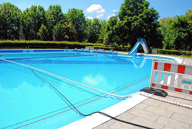 Weil die Chlorung im sanierungsbedürftigen Waldshuter Freibad nicht hundertprozentig funktioniert, bleibt die Hälfte der Wasserfläche ...