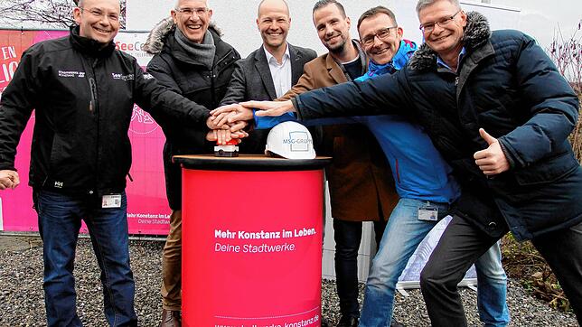 Mit einem roten Druckknopf geht am POP-Verteiler symbolisch die Ortschaft Hemmenhofen ans Glasfasernetz (von rechts): Michael Mader ...