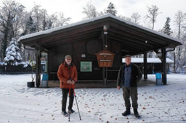Der Vorsitzende des Wildgehevereins, Werner Jockers (links), und Gehegewart Hubert Rossa im Wildgehege Waldshut vor dem geschlossenen ...