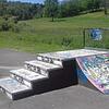 Die Skaterrampe neben dem Jugendtreff. Dahinter sieht man im Gras zwei geklaute Roller liegen, die vor einer Woche hier demoliert ...