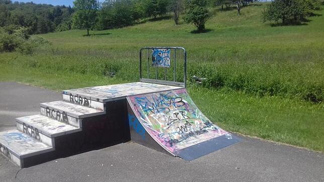 Die Skaterrampe neben dem Jugendtreff. Dahinter sieht man im Gras zwei geklaute Roller liegen, die vor einer Woche hier demoliert ...