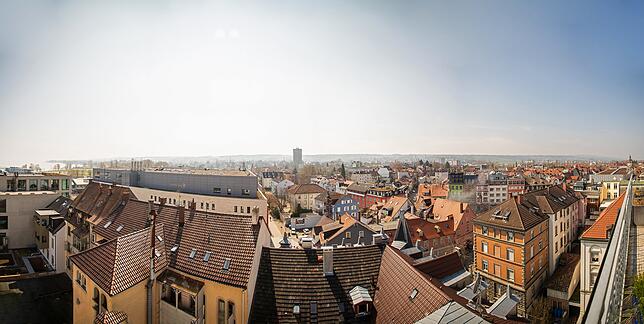 Der Blick von der Dachterasse des Hotels Viva Sky in Konstanz: Im Vordergrund eine Häuserreihe, die noch zur Konstanzer Altstadt zählt. ...