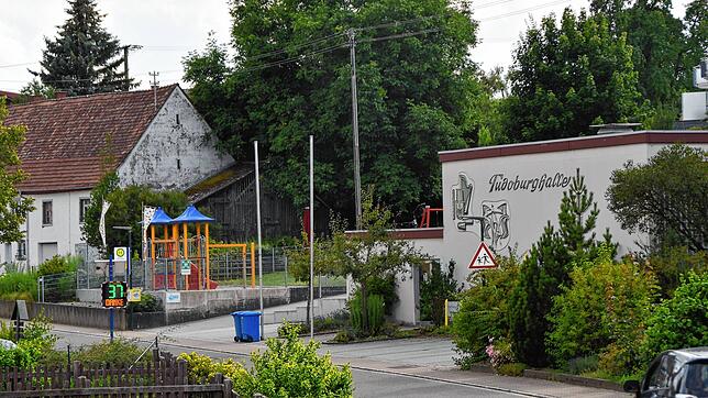 Die Tudoburghalle liegt mitten in Honstetten. Innen wie außen verbreitet sie 70er-Jahre-Chic. Die Honstetten haben ihre Halle sehr gut ...
