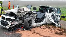 Der völlig zerstörte BMW der 30-jährigen Autofahrerin.