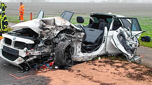 Der völlig zerstörte BMW der 30-jährigen Autofahrerin.