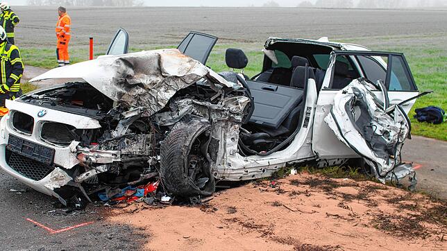 Der völlig zerstörte BMW der 30-jährigen Autofahrerin.