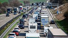 Autos und Lkws stehen auf der Autobahn 8 bei Gruibingen Richtung München im Stau. (Symbolbild) Die Staugefahr zu Beginn der osterferien ...