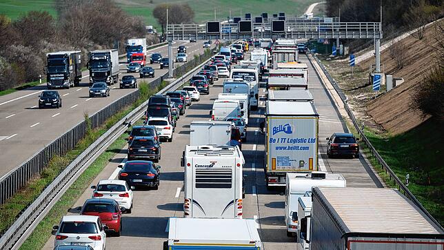 Autos und Lkws stehen auf der Autobahn 8 bei Gruibingen Richtung München im Stau. (Symbolbild) Die Staugefahr zu Beginn der osterferien ...